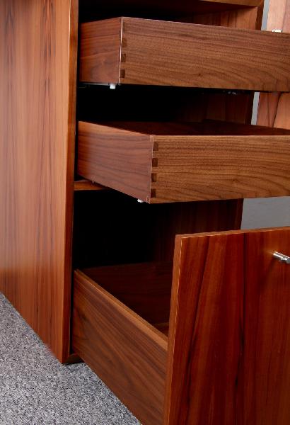 DJ Pult in Nussbaum / Tineo Detailaufnahme Schubkästen DJ Pult in Nussbaum / Tineo Detailaufnahme Schubkästen