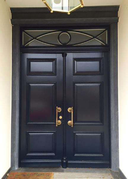 Weitere Aufnahme der doppelflgeligen Haustr mit Oberlicht