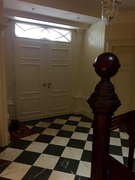 Innenansicht der doppelflgeligen Haustr mit Oberlicht