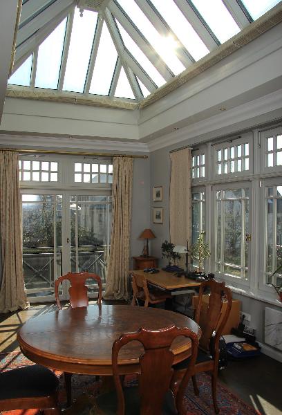 Innenansicht exklusives Arbeitszimmer im Obergeschoss / Beschattung Dach