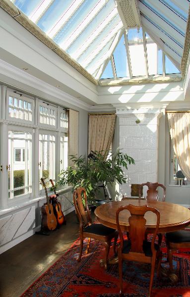 Innenansicht exklusives Arbeitszimmer im Obergeschoss / Beschattung Dach / Kachelofen