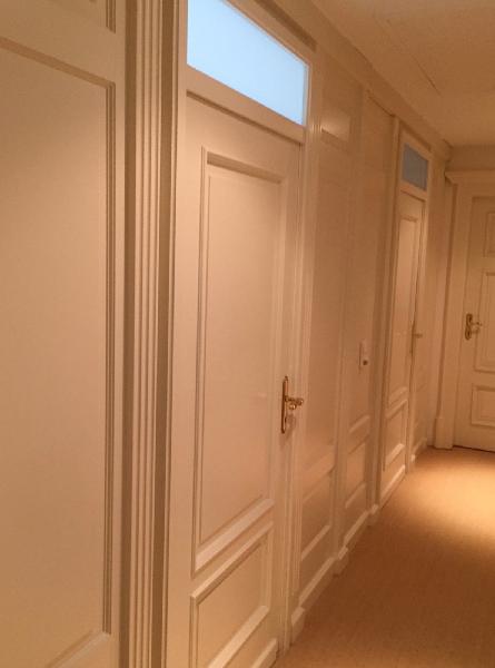 Neugestaltung eines Flures im Englischen Stil. Füllungstüren und Wandvertäfelungen. Neugestaltung eines Flures im Englischen Stil. Füllungstüren und Wandvertäfelungen.