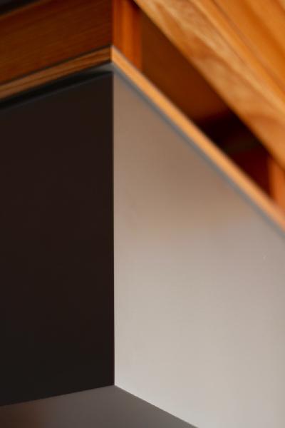 Schreibtisch in massiver, gelter Rster / Detail Container