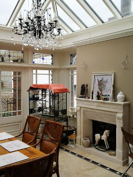 Wintergarten in Form einer Orangerie mit integriertem Kamin