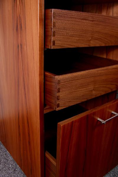 DJ Pult in Nussbaum / Tineo Detailaufnahme 2 der Schubkästen DJ Pult in Nussbaum / Tineo Detailaufnahme 2 der Schubkästen