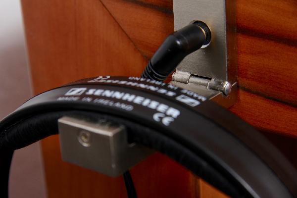 DJ Pult in Nussbaum / Tineo Detailaufnahme Kopfhörer Aufhängung / Anschluss DJ Pult in Nussbaum / Tineo Detailaufnahme Kopfhörer Aufhängung / Anschluss