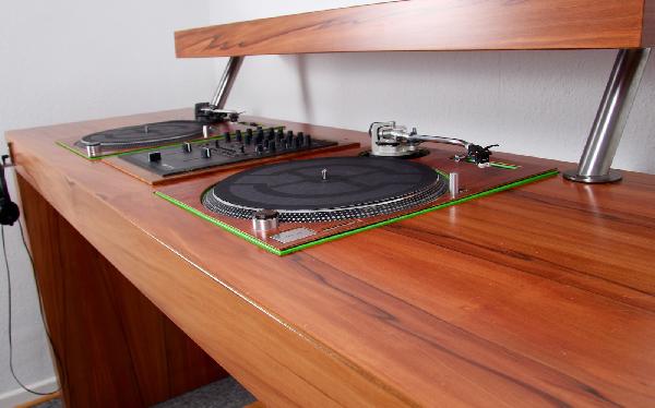 DJ Pult in Nussbaum / Tineo Detailaufnahme Plattenspieler 2 DJ Pult in Nussbaum / Tineo Detailaufnahme Plattenspieler 2