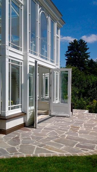 die Eingangstren erlauben einen grozgigen Durchgang zur Terrasse