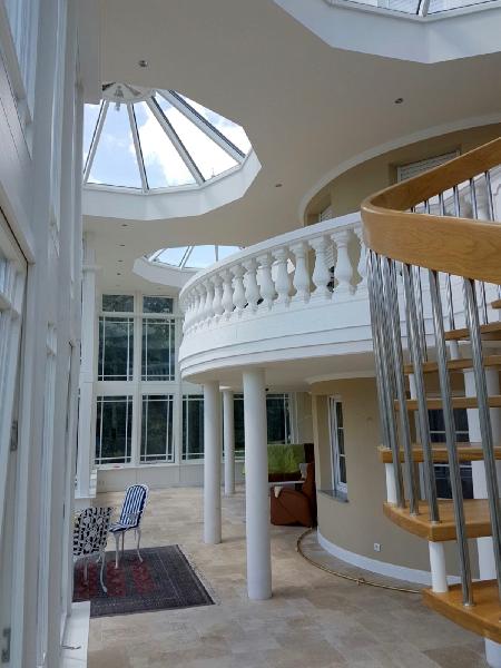 Innenansicht des viktorianischen doppelstckigen Wintergartens in Pforzheim