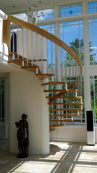 die Wendeltreppe aus Eiche schafft einen harmonischen bergang vom Winterarten zum Balkon