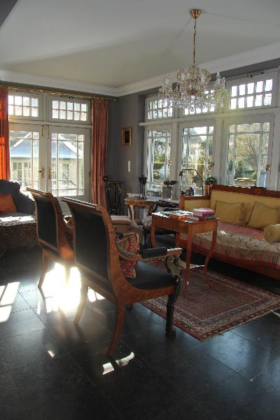 Innenansicht exklusiver englischer Wohnwintergarten mit Kronleuchter