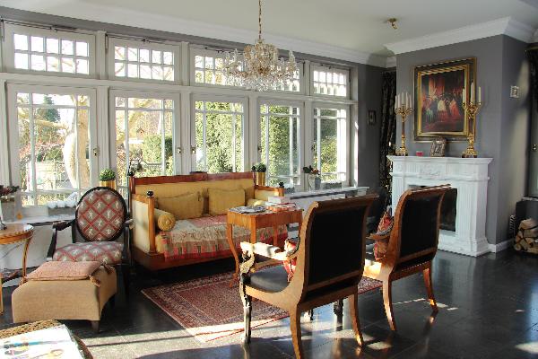 exklusiver Wohnwintergarten mit Kamin im Wohnzimmer / Ansicht der Mbel