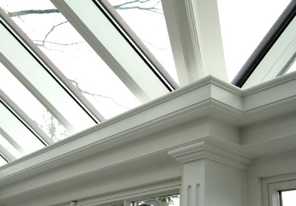 Detailaufnahme der profilierten St�nderverkleidungen, des Gesims sowie der Dachsparren.