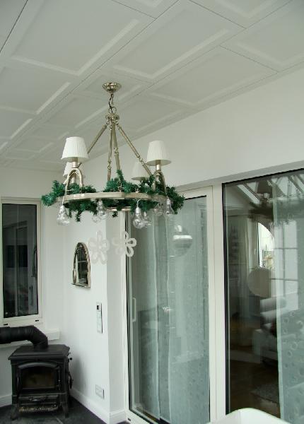 Der entstandene Deckenbereich wurde mit profilierten F�llungen verkleidet.