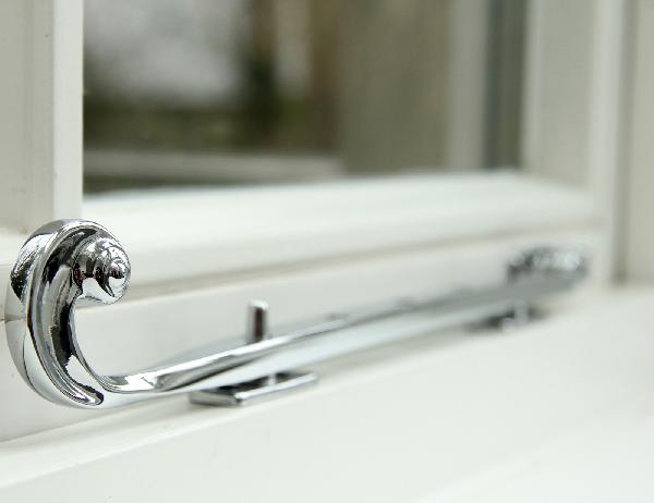 Detailaufnahme Der Fensteraussteller bestehend aus verchromtem Edelstahl.