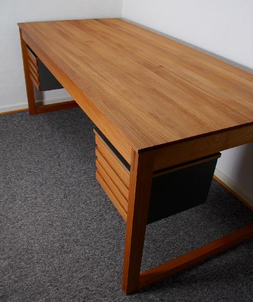 Schreibtisch in massiver, gelter Rster Ansicht 2