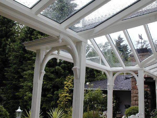 Detailaufnahme der Terrassenberdachung im viktorianischen Stil