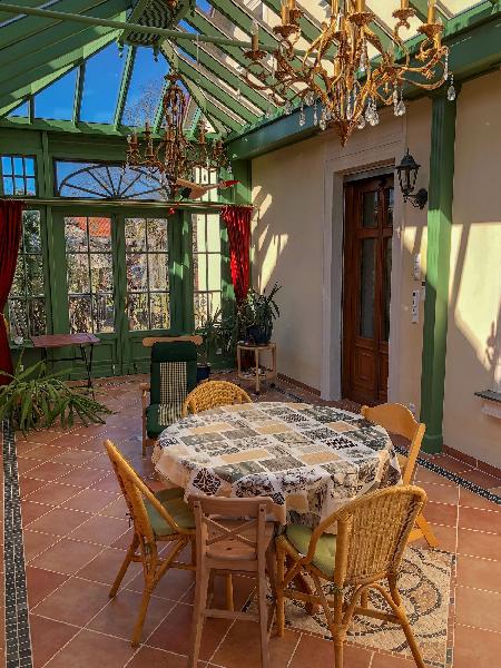 viktorianischer Wintergarten auf einer Garage Innenansicht viktorianischer Wintergarten auf einer Garage Innenansicht