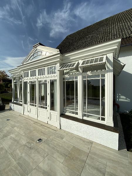 viktorianischer Wintergarten im Muensterland Ansicht mit geschlossener Tür viktorianischer Wintergarten im Muensterland Ansicht mit geschlossener Tür